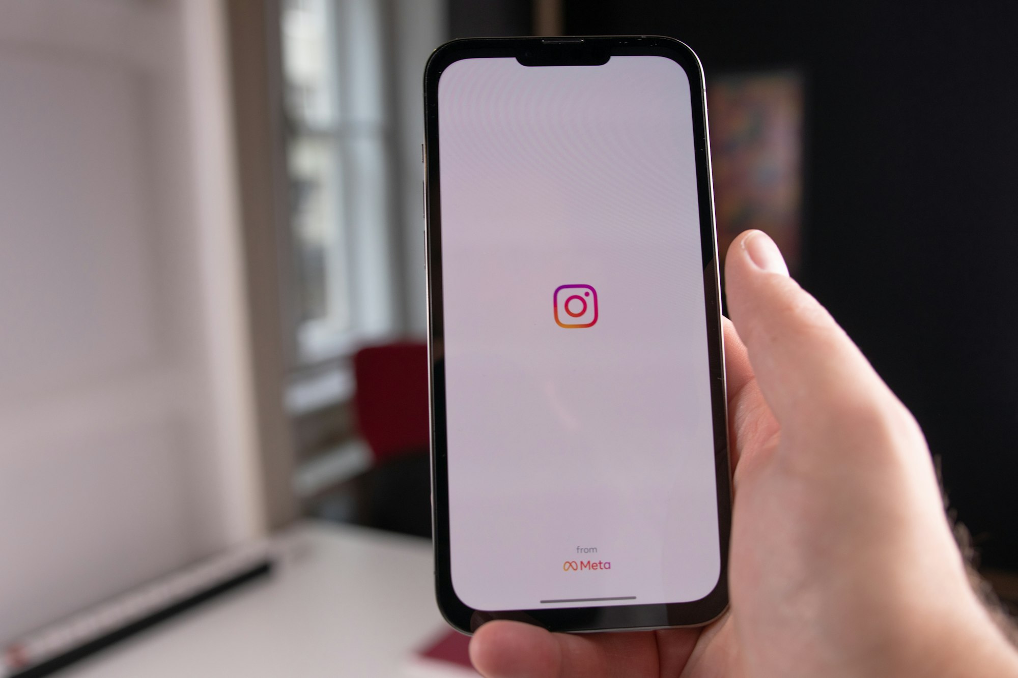 Elde tutulan bir telefonda açılan Instagram uygulaması